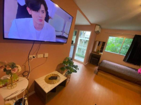 Lovely 1 bed-condo with pool, gym and parking.